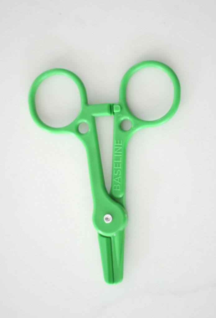 KELLY GREEN SCISSOR CLAMPS TO GRIP MEDICAL GRADE TUBING 